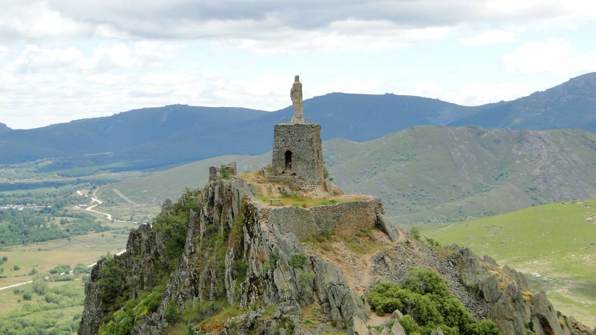 Vista del castillo del Conde de Peña Ramiro, entre Truchas y Valdavido. eloy algorri