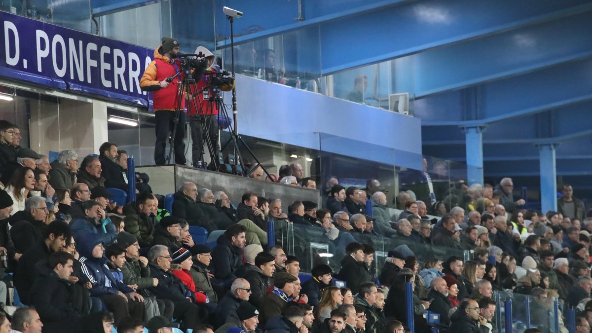 El público llenó las grandas de El Toralín.
