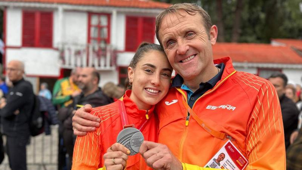 María Forero muestra su medalla de plata europea junto a José Enrique Villacorta.  RFEA/MIGUÉLEZ
