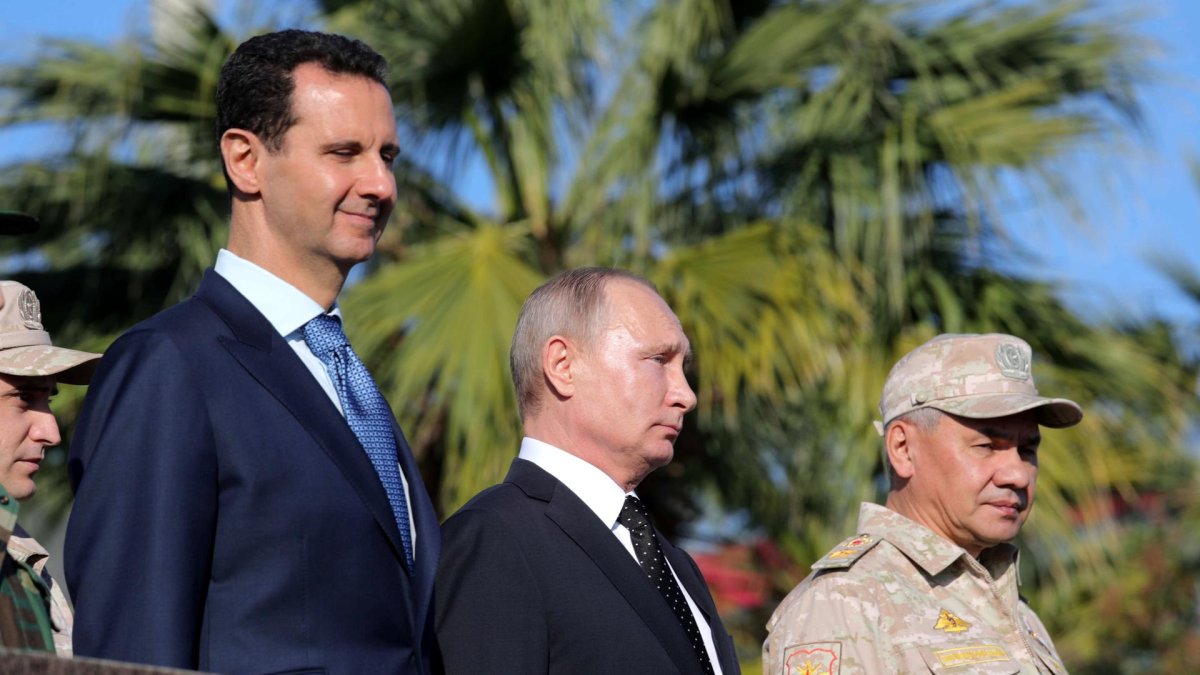 El presidente ruso, Vladímir Putin (c), su homólogo sirio, Bachar al Asad (i), y el exministro de Defensa ruso, Sergei Shoigu (d), en la base aérea de Hmeimym (Siria), hoy 11 de diciembre de 2017. EFE/ Michael Klimentyev / Sputnik / Kremlin
