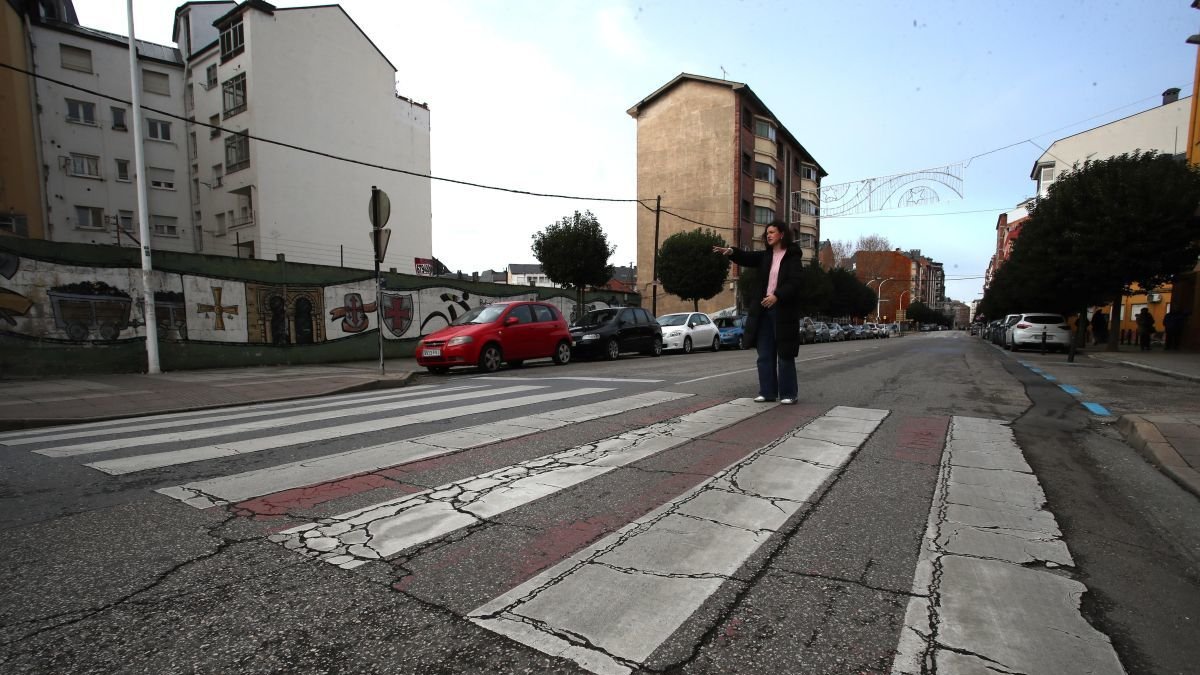 La edil del área de Fomento y de los fondos europeos posa en el tramo de avenida del Castillo que será reformado. ana f. barredo