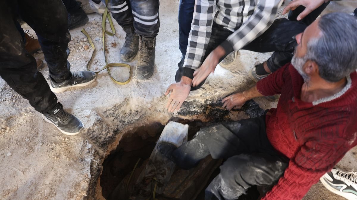 Los sirios buscan debajo de la tierra en busca de familiares apresados por Al Asad en celdas secretas. mohamed al rifa