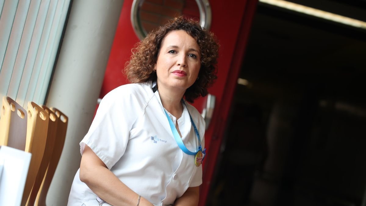 Estefanía Basante, vinculada a la unidad de Oncología desde el año 2010, es la nueva enfermera oncológica del Hospital. ANA F. BARREDO