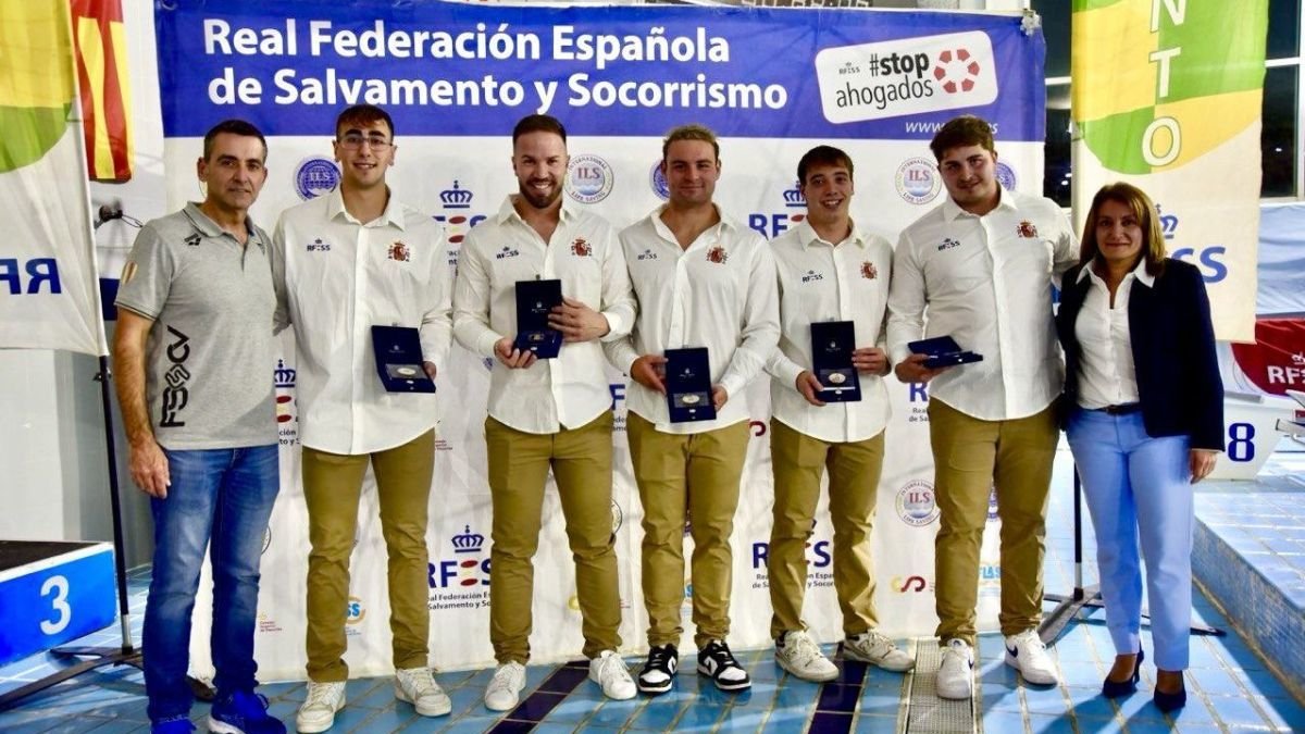 Nadadores distinguidos con la medalla del COE. JAVIER SÁNCHEZ/RFESS