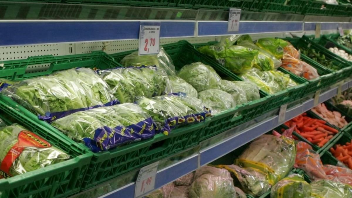 Verduras en las estanterías de los supermercados. PABLO