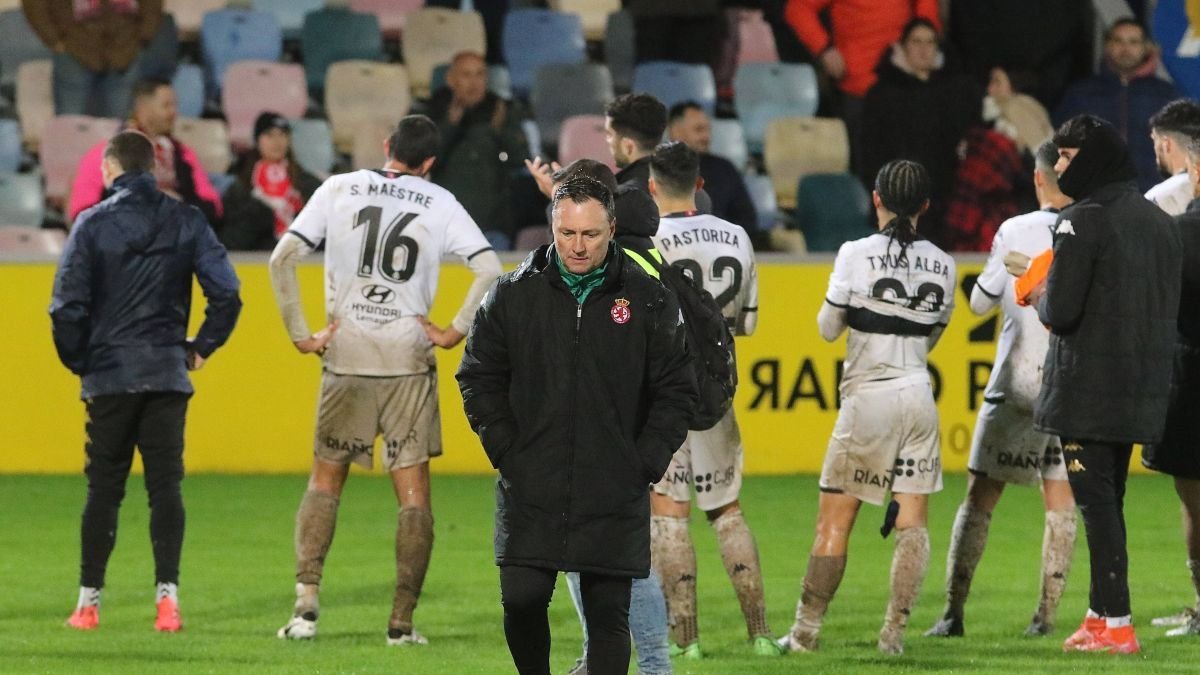 El gesto de Llona al final del partido transmitía lo sucedido en Lasesarre. ÓSCAR MATXÍN