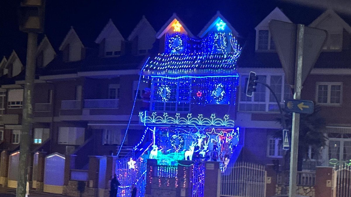 Fachada de la casa adornada con motivos navideños de la calle Párroco Pablo Díez.