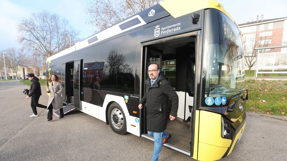 Marco Morala, saliendo del nuevo autobús eléctrico de la marca china BYD, que recorrerá la línea Cinco. L. de la mata