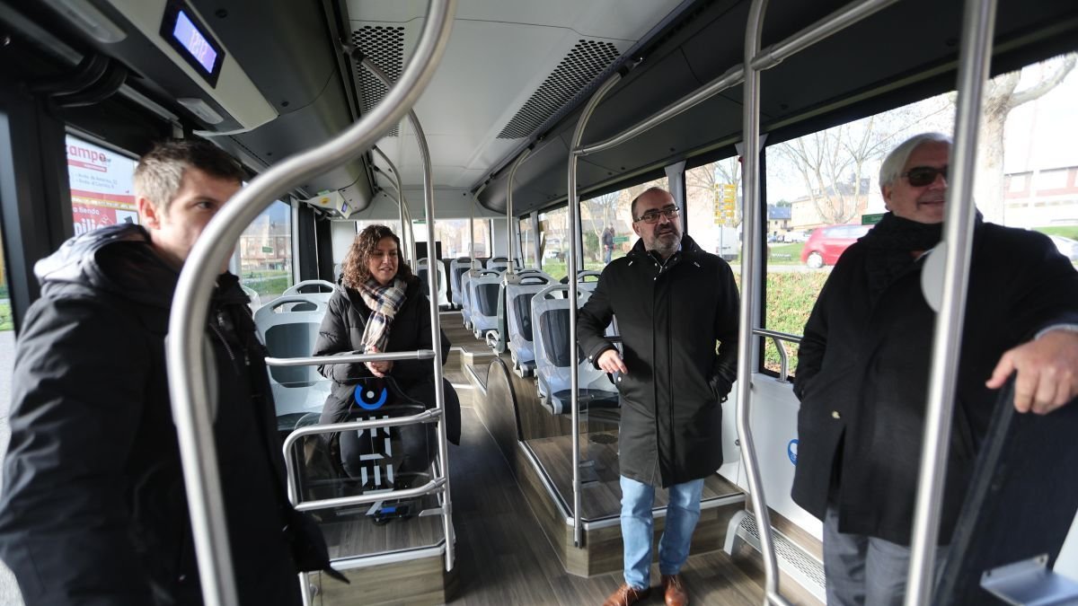 El autobús tiene capacidad para 89 pasajeros y dos carritos de bebés o sillas de ruedas. L. de la mata