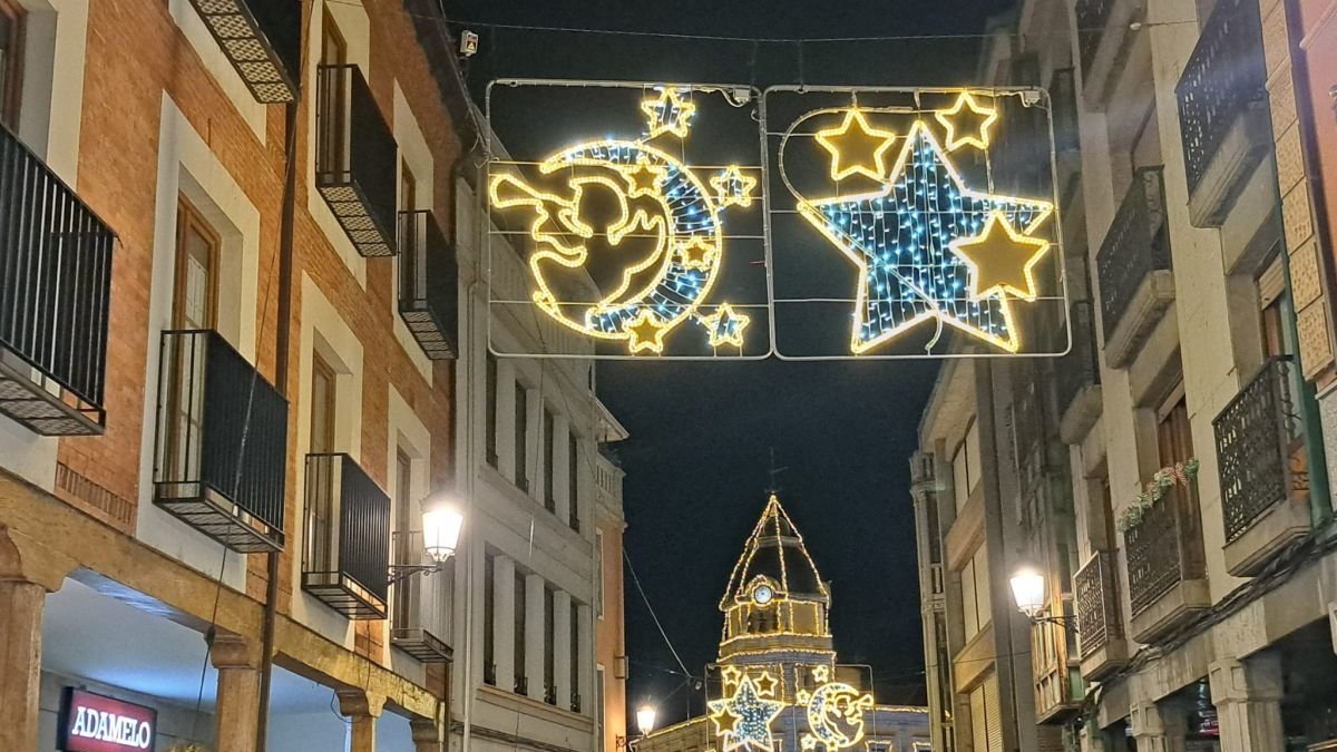 La Bañeza luce una iluminación espectacular. dl