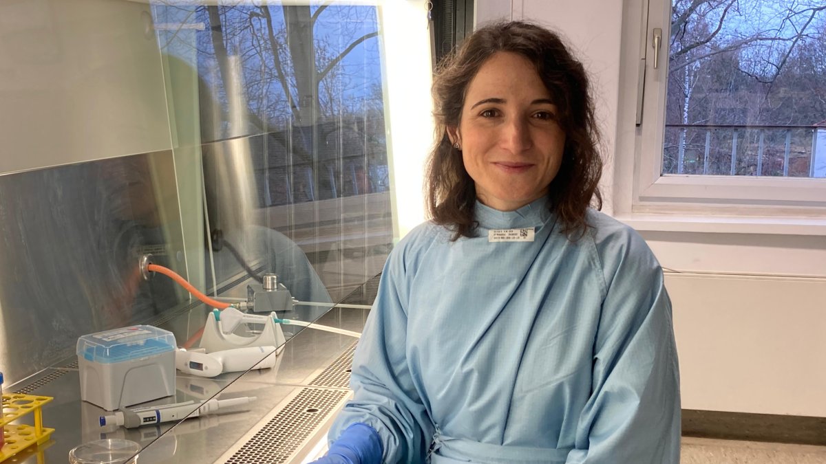 La investigadora leonesa Helena Escobar posa en su laboratorio de Berlín.