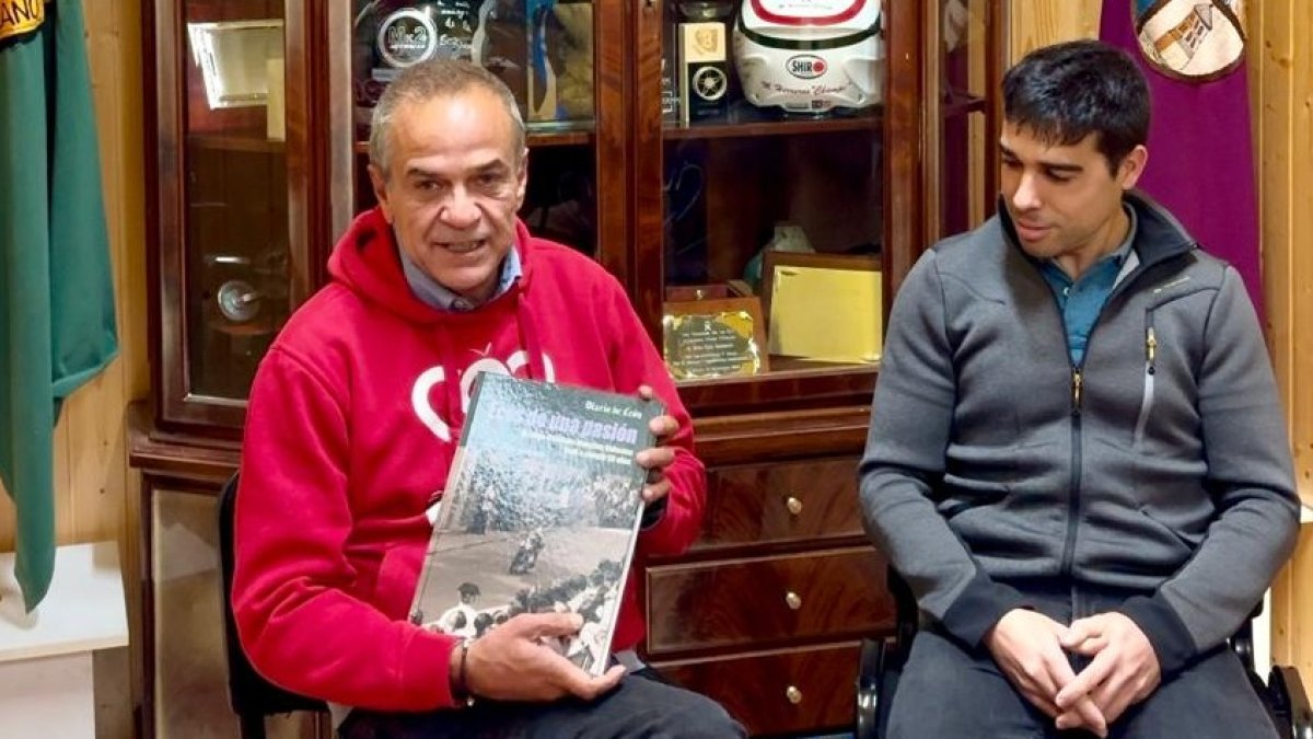 Dani Amatriain junto a Sergio Vidales, presidente del Moto Club Bañezano.