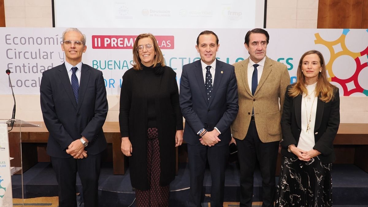 Diferentes autoridades en la jornada sobre economía circular. ical