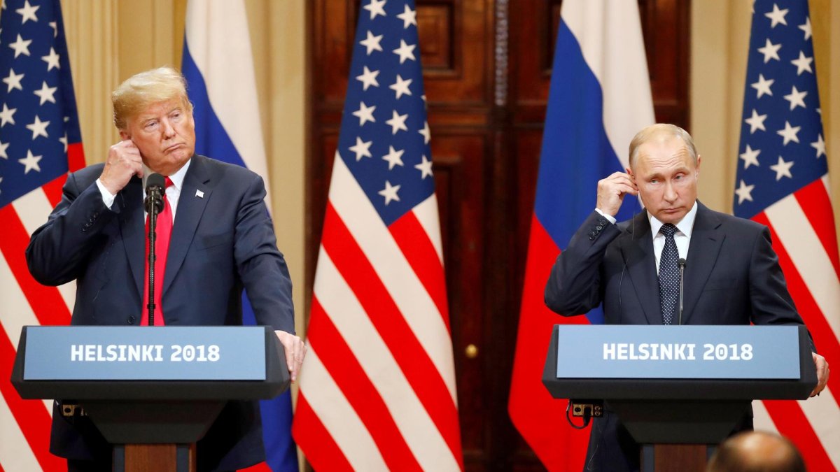 Foto de archivo, tomada el 16 de julio de 2018, del presidente estadounidense, Donald J. Trump (i), y su homólogo ruso, Vladimir Putin (d), mientras ofrecen una rueda de prensa. EFE/ Anatoly Maltsev