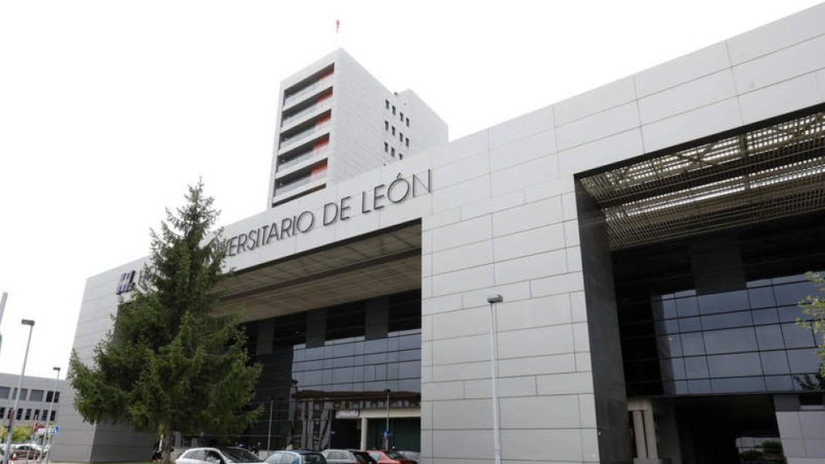 Fachada del Complejo Asistencial Universitario de León
