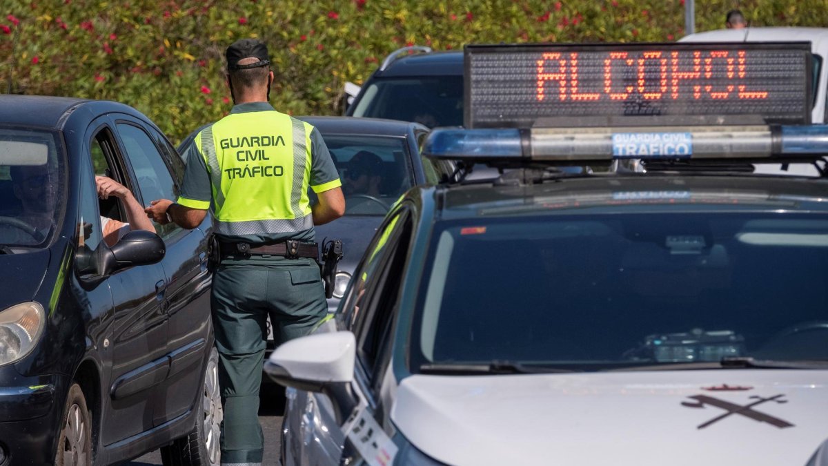 Imagen de archivo de agentes de la Guardia Civil de Tráfico realizando pruebas de alcoholemia durante un control en Aljaraque (Huelva). EFE/ Julián Pérez