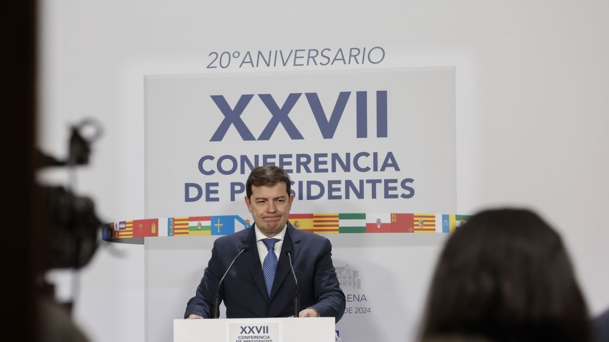Alfonso Fernández Mañueco ayer, tras la XXVII Conferencia de Presidentes que se celebró en Santander. Javier Etxezarreta