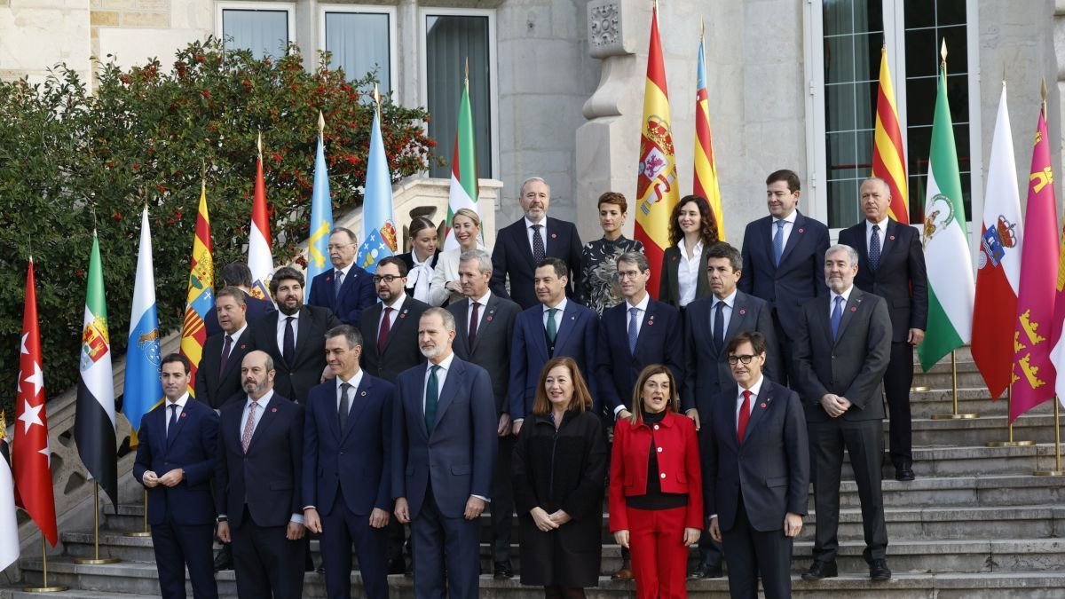 El rey Felipe VI, el presidente del Gobierno, con los presidentes de las autonomías. javier etxezarreta