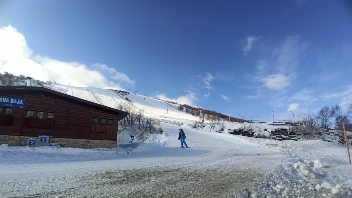 Una esquiadora estrena pista en Leitariegos.