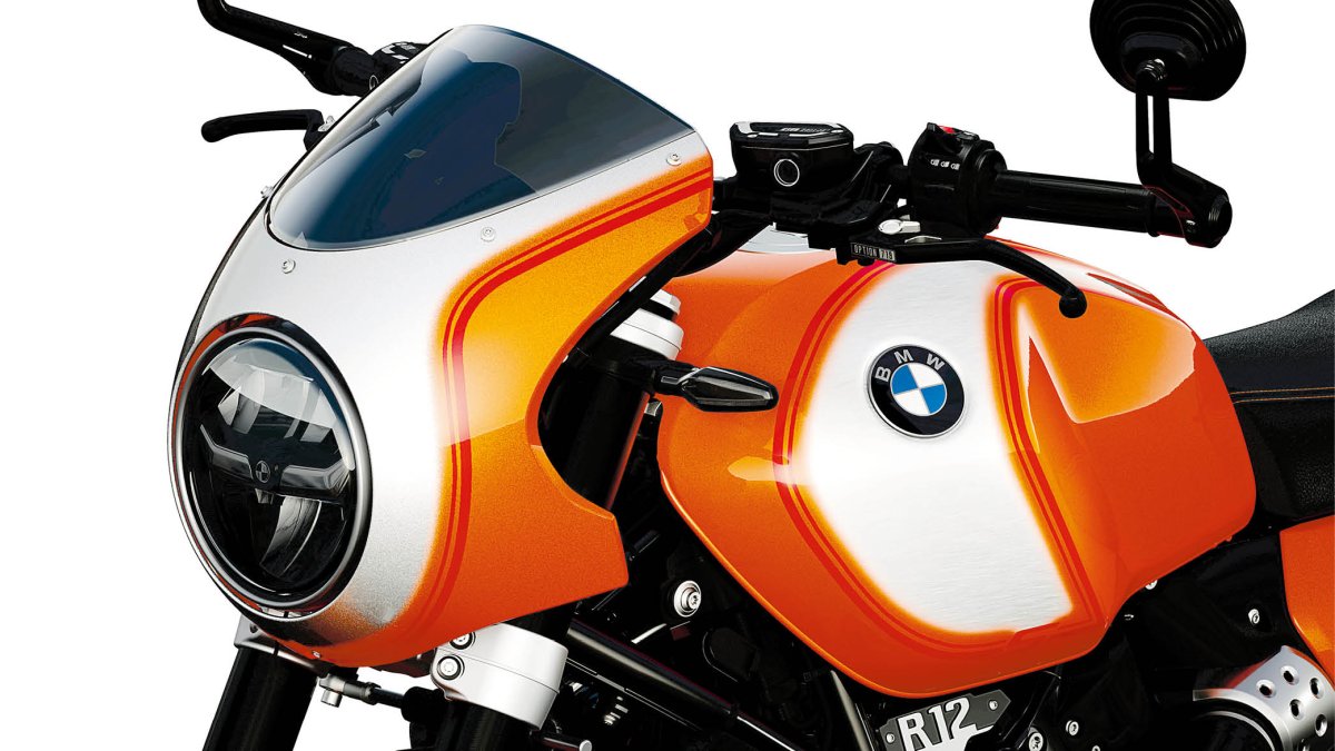 La magia de la pionera R 90 S, de mediados de los setenta, la traslada la actual R 12 S a una carenada cúpula con parabrisas tintado y a la pintura metalizada ‘Naranja Lava’… un sugestivo guiño al ‘Naranja Daytona’ que lucía la legendaria R 90 S (1975).