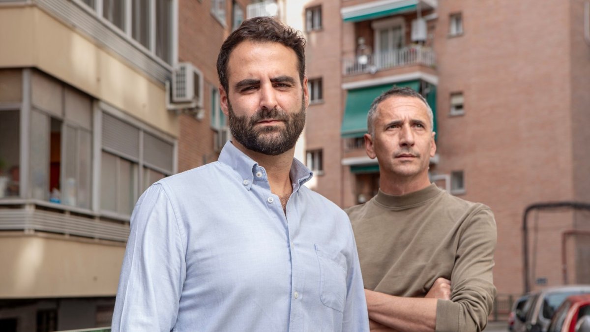 Pablo Arboleda y Kike Carbajal son los autores de este curioso libro sobre los toldos verdes típicos de las casas españolas.