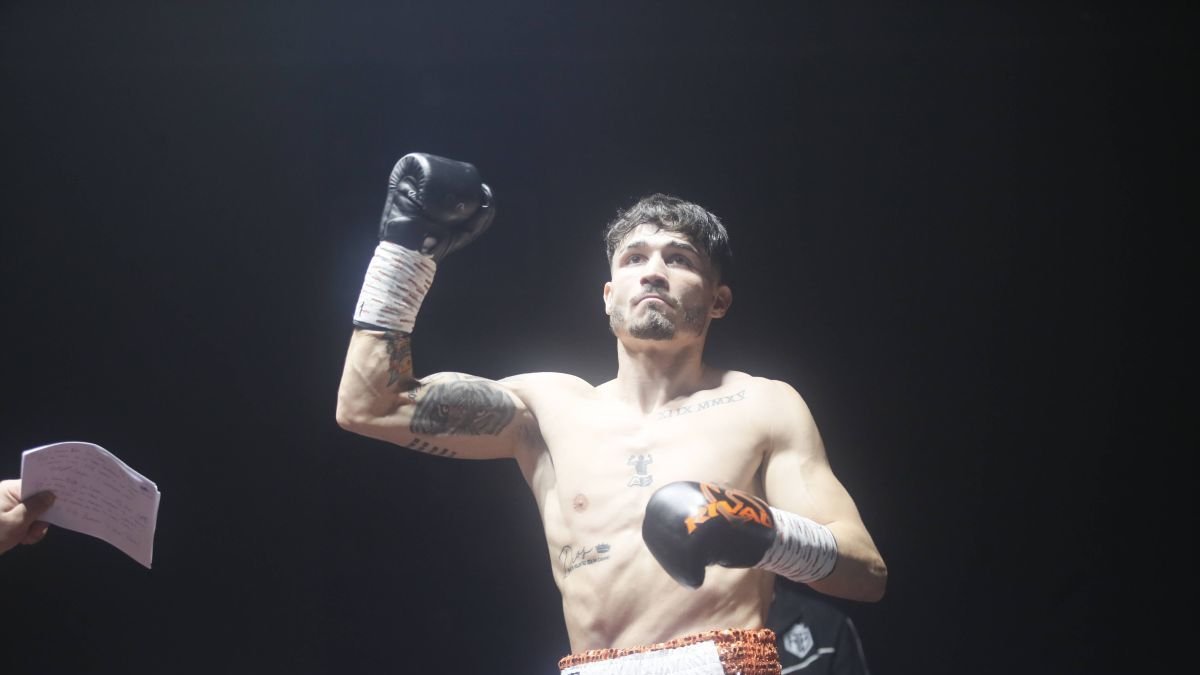 Antonio Barrul se proclamó brillante vencedor tras ganar a Diamante Macías. ÁNGELOPEZ