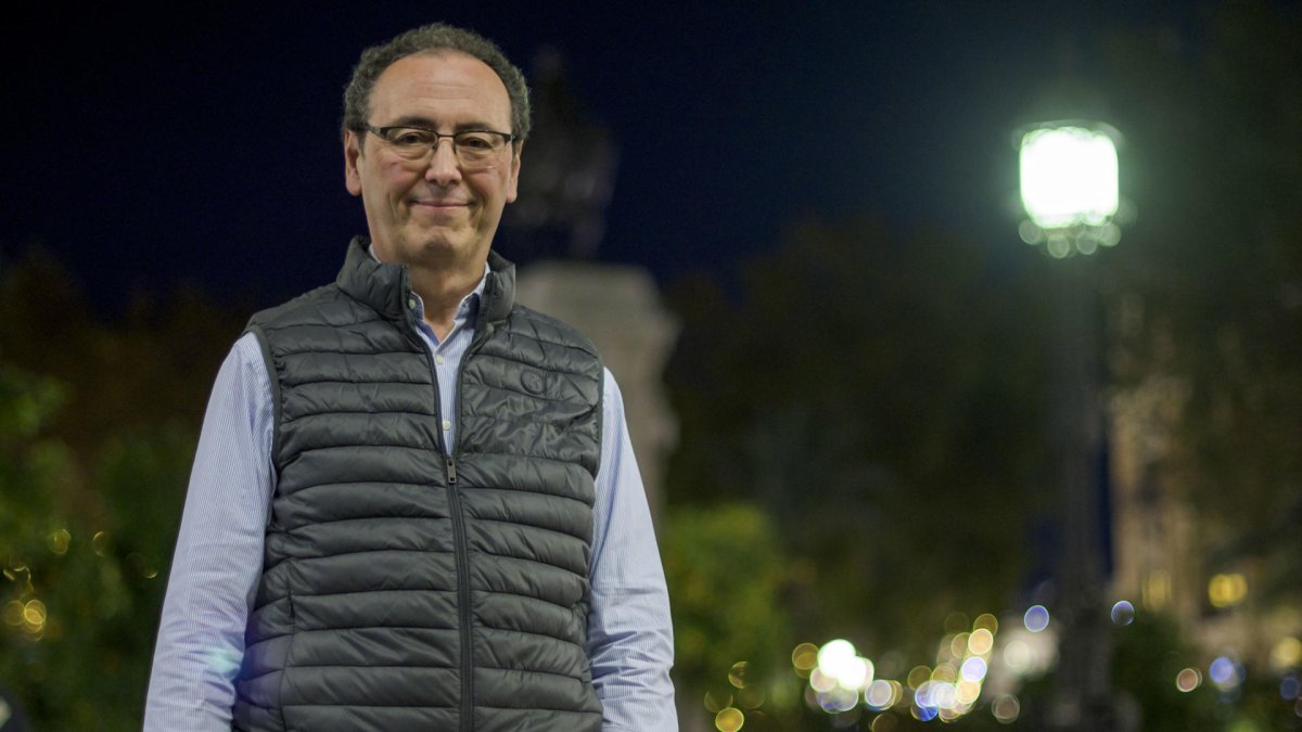 El investigador José Cabello Núñez, archivero de La Puebla de Cazalla (Sevilla), durante la entrevista con EFE tras haber hallado en un archivo de Sevilla 27 documentos relativos a la vida de Cervantes. EFE/ RAÚL CARO