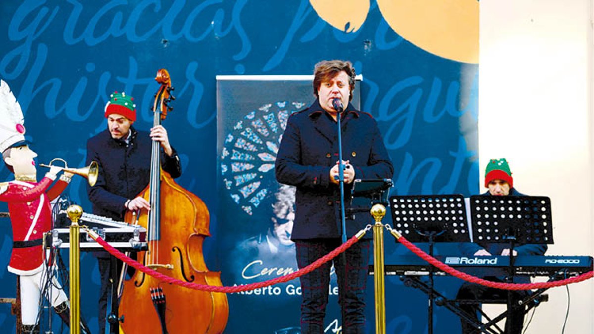 El tenor Alberto González ayer, en un momento del concierto en el centro de Ponferrada.