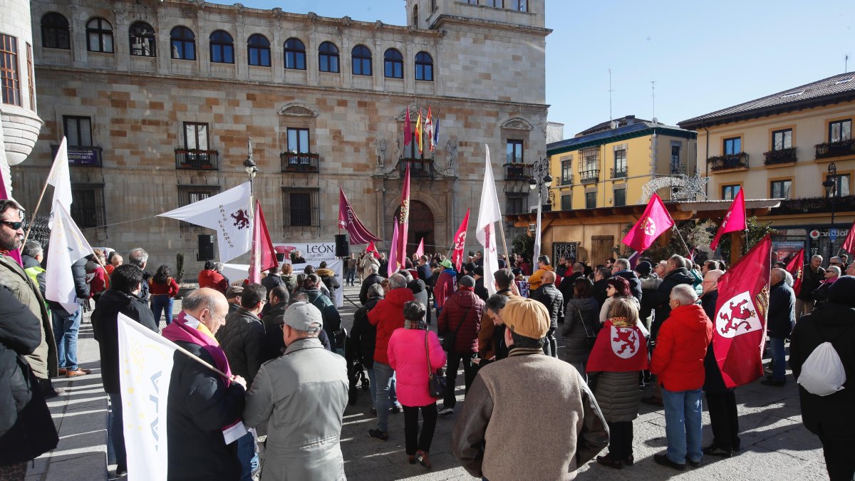 Un momento de la concentración a favor de la autonomía leonesa que se ha celebrado esta mañana en Botines.