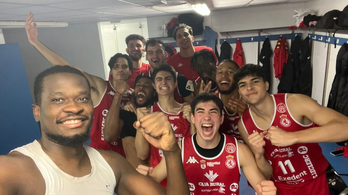 Los jugadores de la Cultural celebran su triunfo frente al Clavijo.