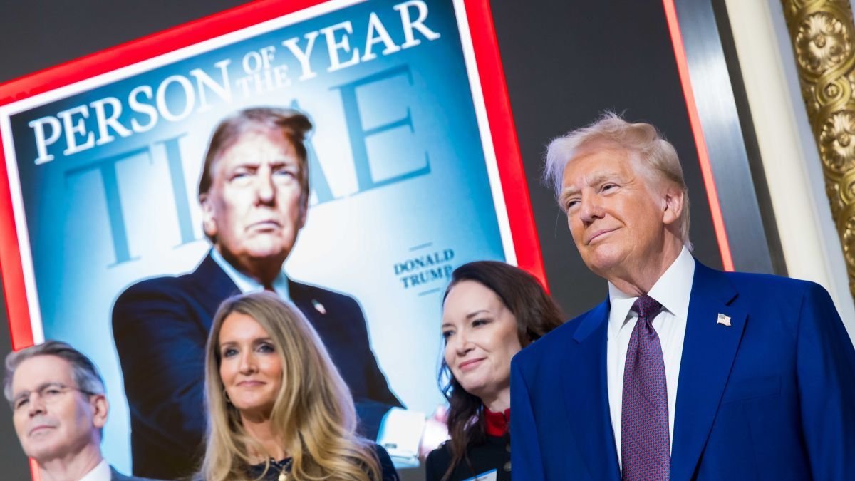 Trump en la sede de la bolsa en Nueva York con la portada de «Times» como hombre del año detrás. Efe