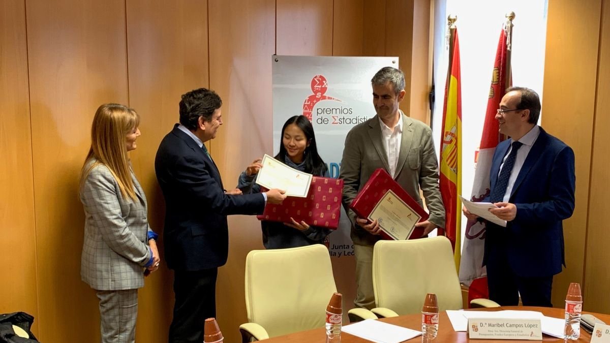 Momento de la entrega a las alumnas bercianas. DL)