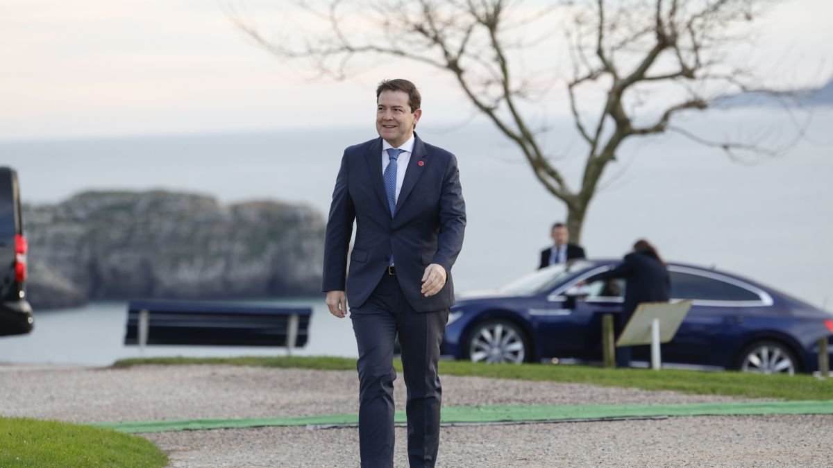 Alfonso Fernández Mañueco a su llegada a la XXVII Conferencia de Presidentes. Javier Etxezarreta