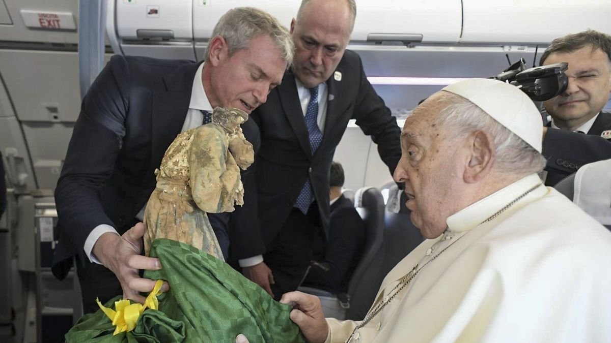 El Papa recibe el ángel deteriorado por la dana de Valencia.