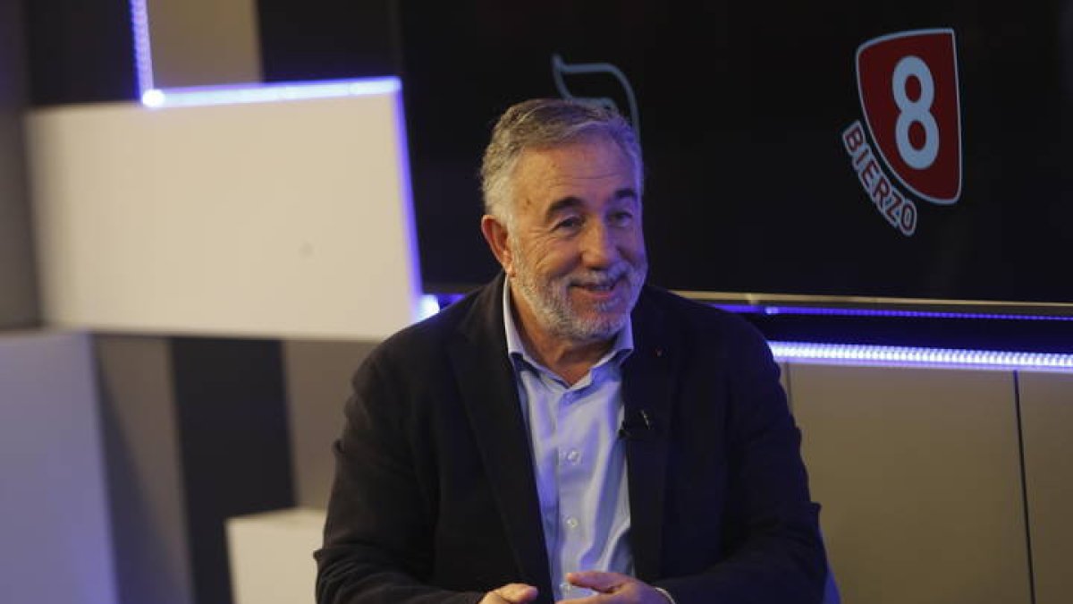 José Fernández Nieto, en los estudios de La 8 Bierzo durante una entrevista en ‘La Jornada’. DE LA MATA