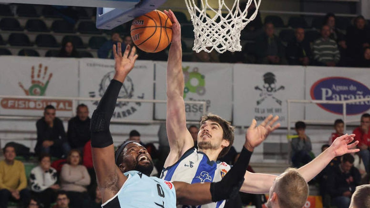 Morales pugna con Adeyoka.  L. DE LA MATA