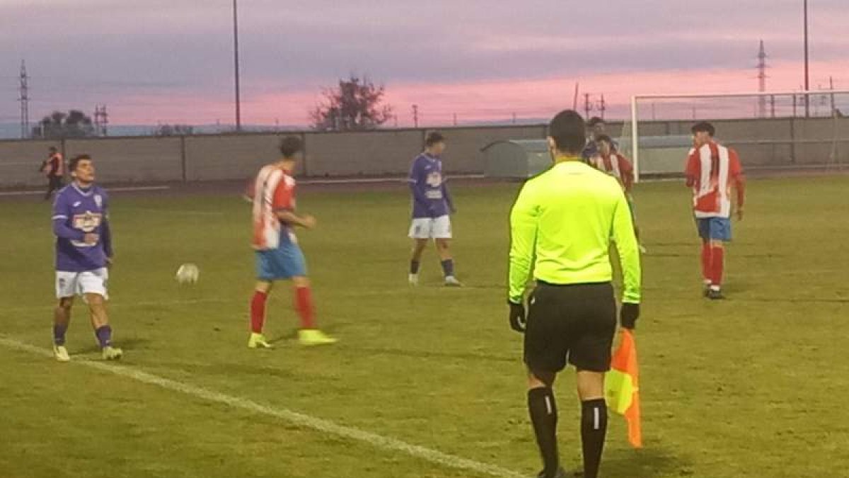 La Bañeza se lleva la victoria a domicilio frente a la Gimnástica Medinense.  LA BAÑEZA