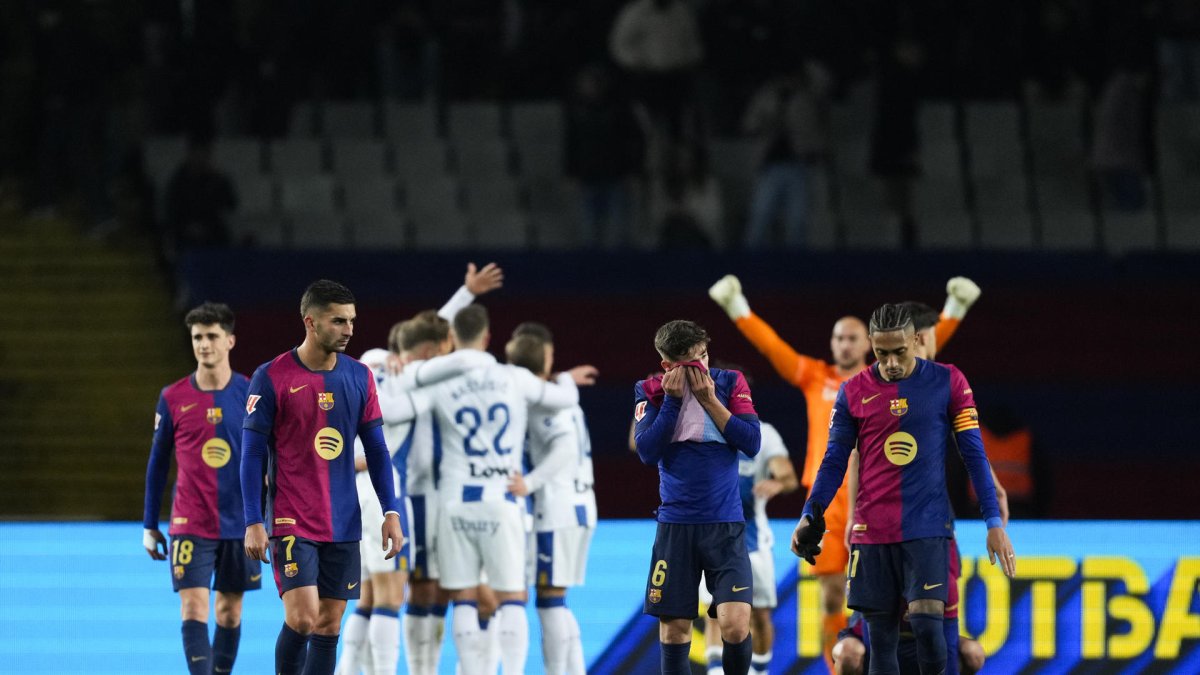 Los jugadores del FC Barcelona tras el partido de la jornada 17 de LaLiga que FC Barcelona y CD Leganés disputaron este domingo en el estadio Lluís Companys, en Barcelona. EFE/Alejandro García