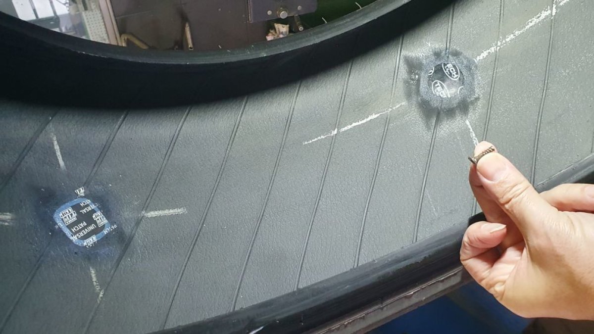 Dos pinchazos reparados en la misma rueda con el tornillo causante en los dedos. dl