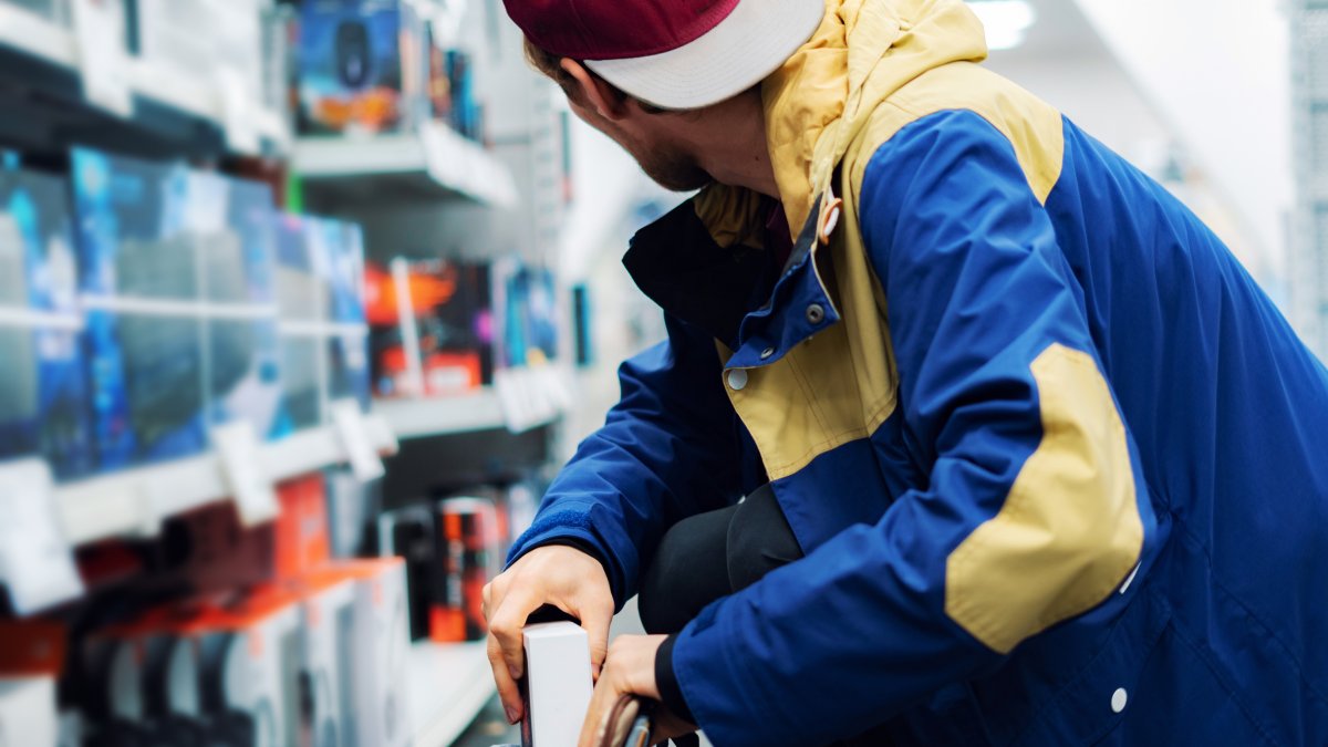 Imagen representativa de la acción de un ladrón en una tienda.