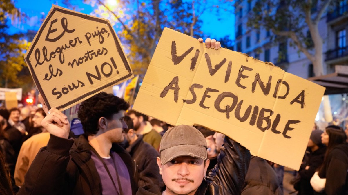 Vista de la manifestación para exigir una bajada de los alquileres y en defensa del derecho a la vivienda. EFE/ Enric Fontcuberta