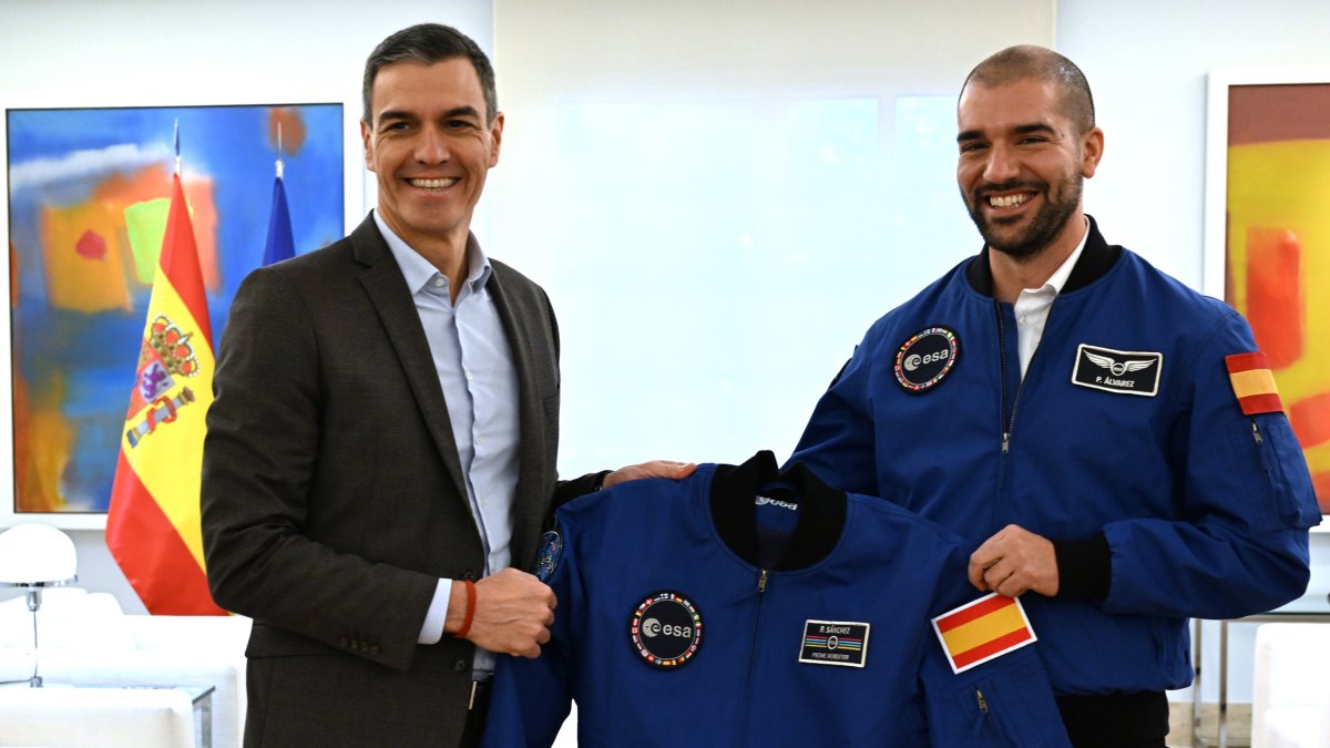 El presidente del Gobierno, Pedro Sánchez, y el astronauta Pablo Álvarez