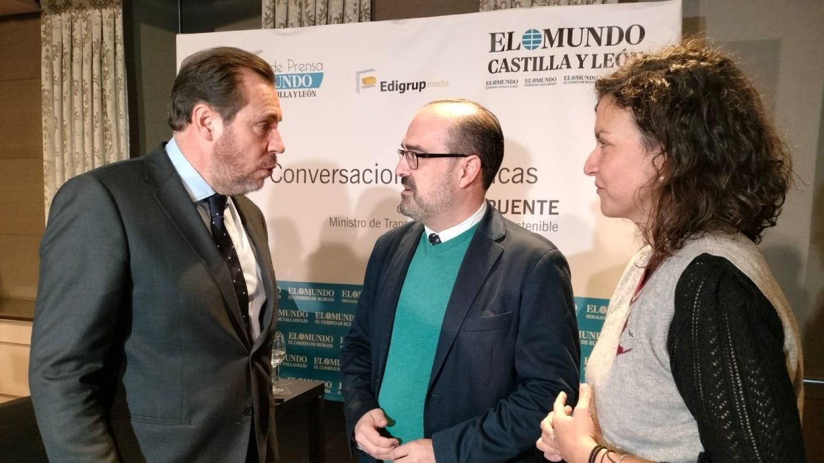 Puente, con el alcalde de Ponferrada, Marco Morala, y la concejala Lidia Coca, en el acto.