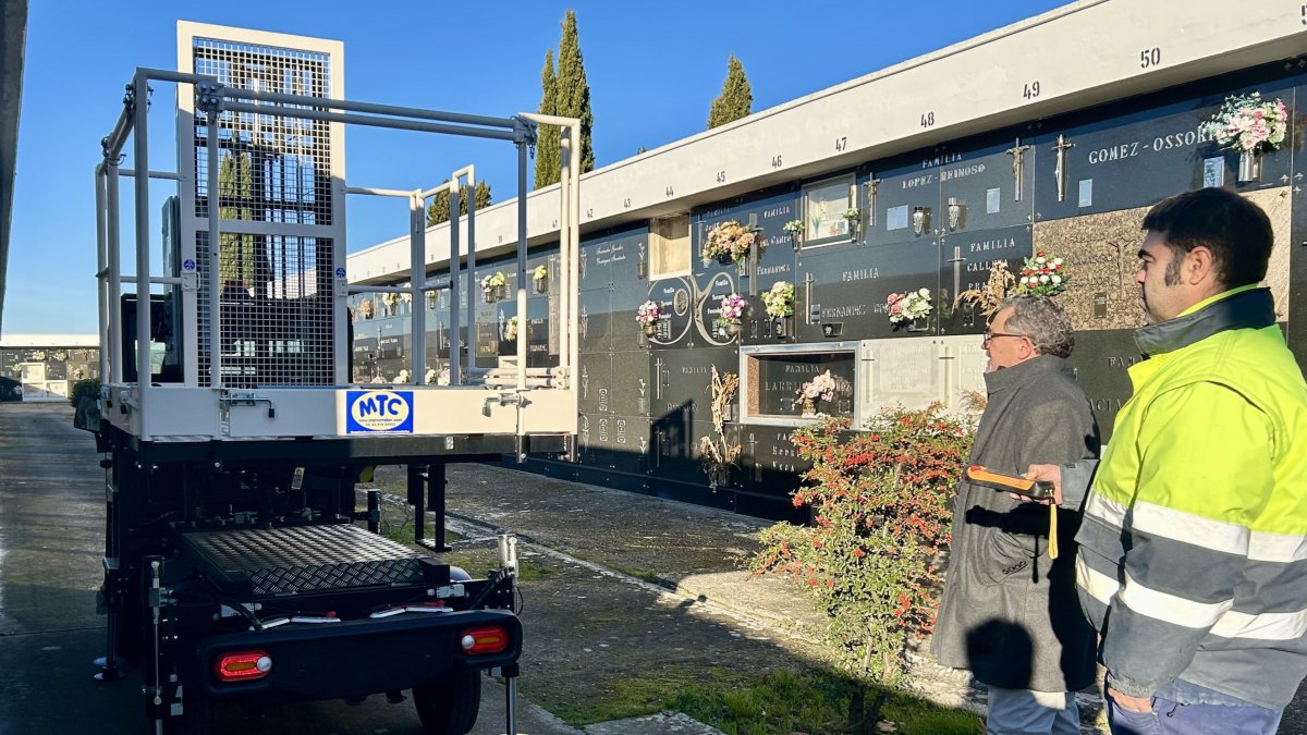 El concejal y un operario, con el nuevo vehículo.
