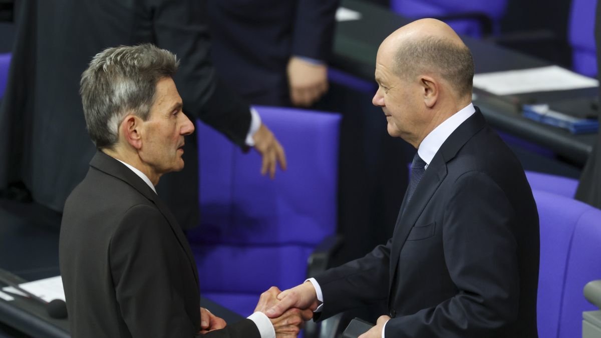 Rolf Muetzenich, líder del SPD, le da la mano al canciller Scholz, ayer. Filip Cantante