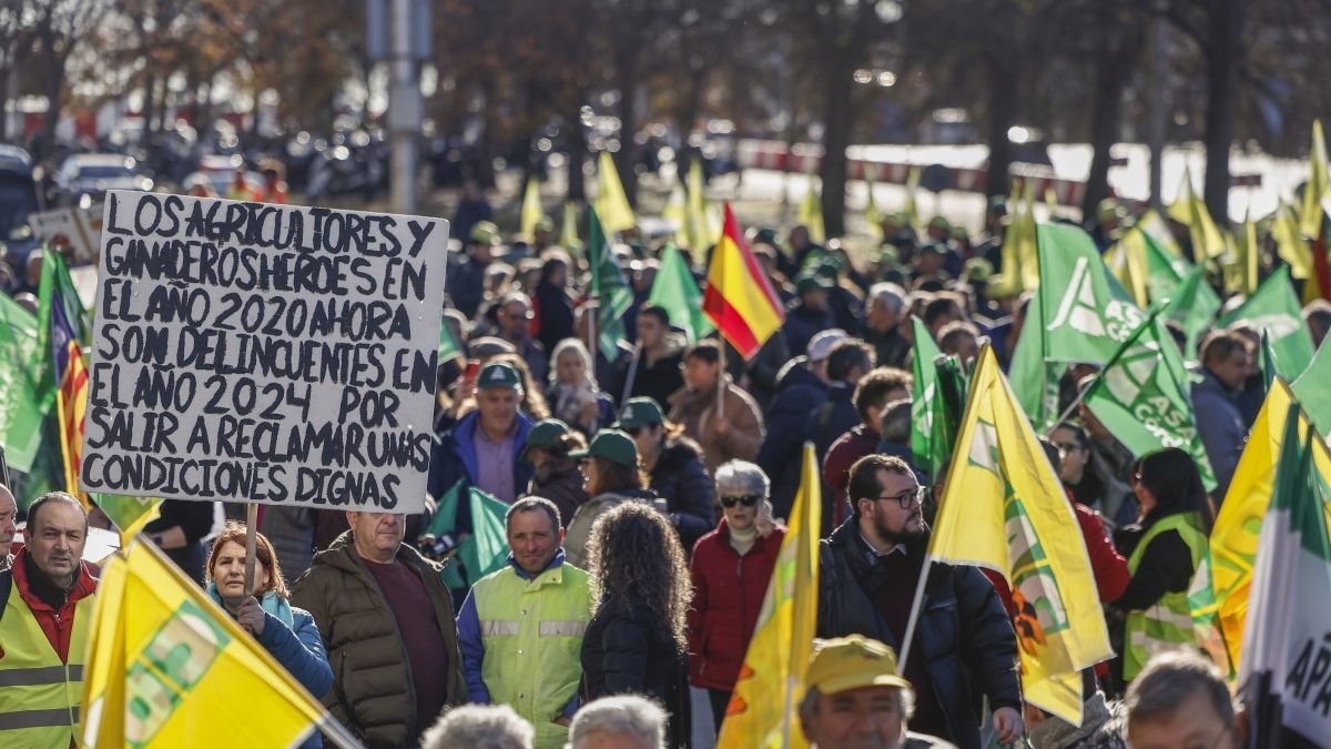 Agricultores y ganaderos procedentes de toda España, frente al ministerio. SERGIO PÉREZ