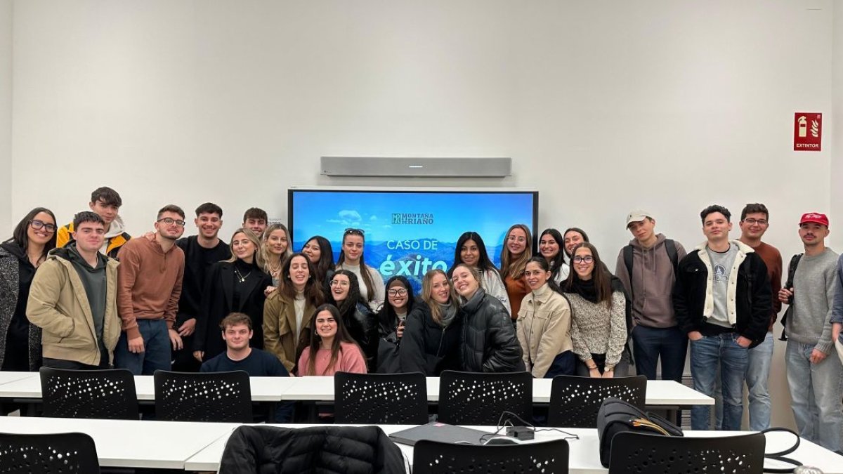 Alumnos de la Universidad Europea de Valencia han valorado la estrategia de marketing digitals . dl