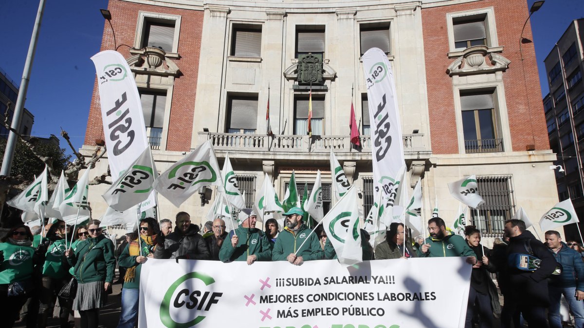Manifestación de Csif ante la Subdelegación de Gobierno en favor de Muface.
