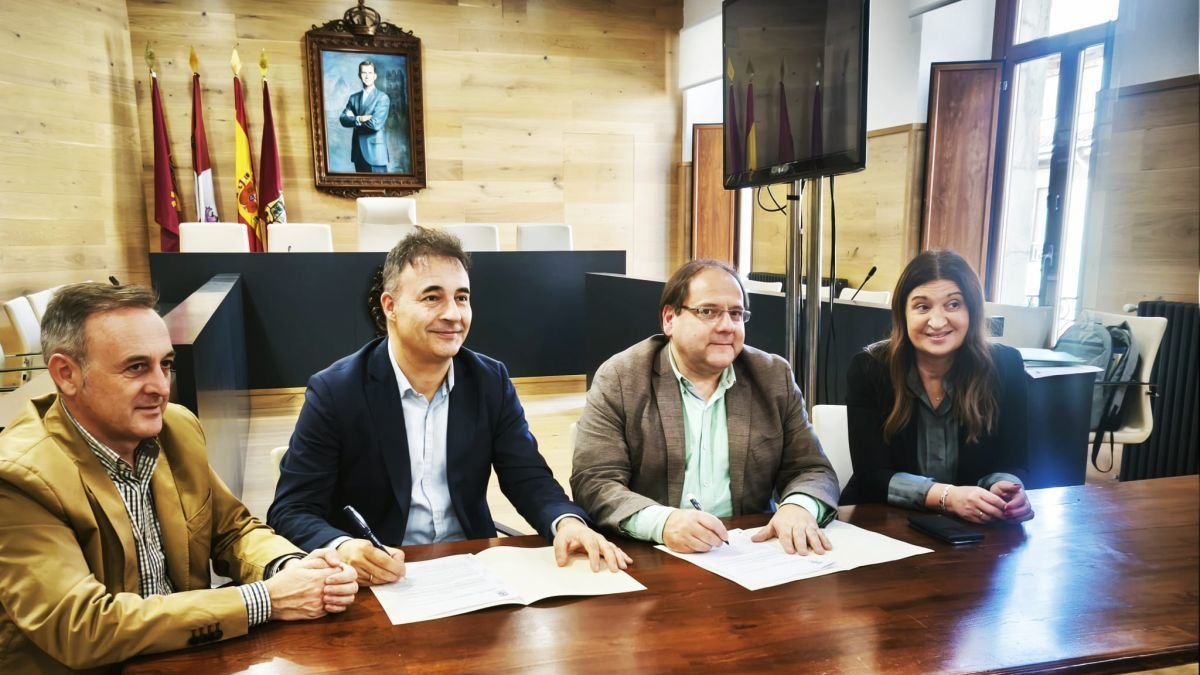 Un momento de la firma del convenio en el salón de Plenos del Ayuntamiento. dl
