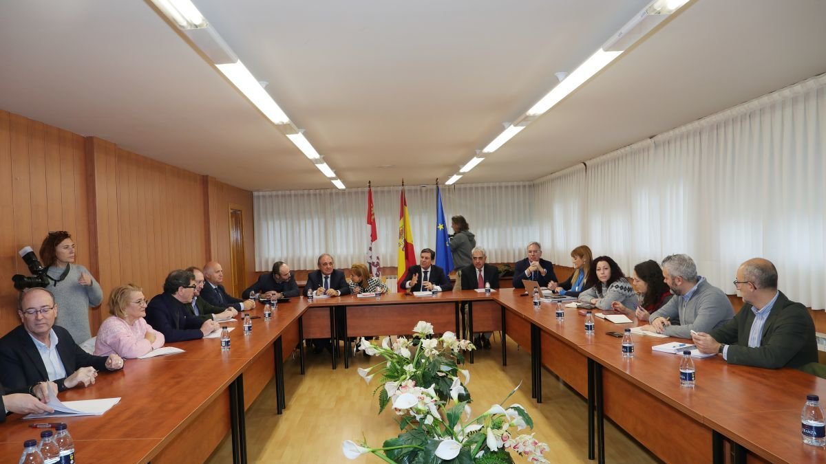 Un momento de la reunón celebrada este martes con todos los agentes y municpios mineros implicados. Brágimo